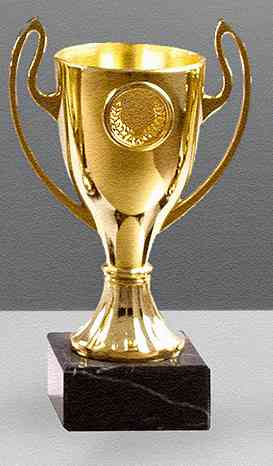 Goldene Pokale Bocholt 3-er Pokalserie mit zwei Henkeln auf schwarzem Sockel, präsentiert vor grauem Hintergrund.