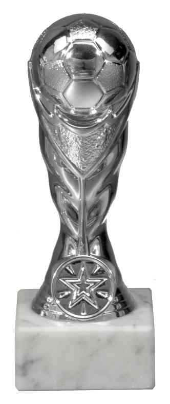 Ein silberner 3-er Serie Fußball 170 mm PK756200-3-E25-GSB in Form eines Fußballs auf einem dekorativen Stiel, montiert auf einem weißen Marmorsockel, mit exklusivem Design.