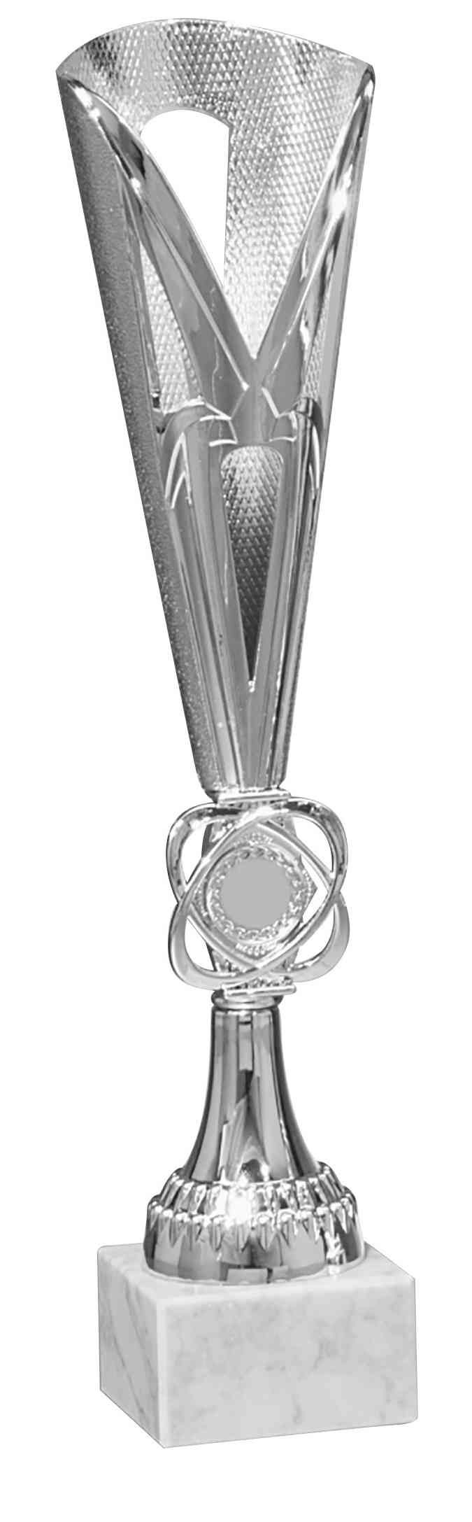 Eine hohe, silberne Pokale Kempten 3-er Pokalserie 347 mm – 367 mm mit modernem Design, bestehend aus einem strukturierten dreieckigen oberen Abschnitt und einem runden Element auf einem Sockel aus weißem Marmor.