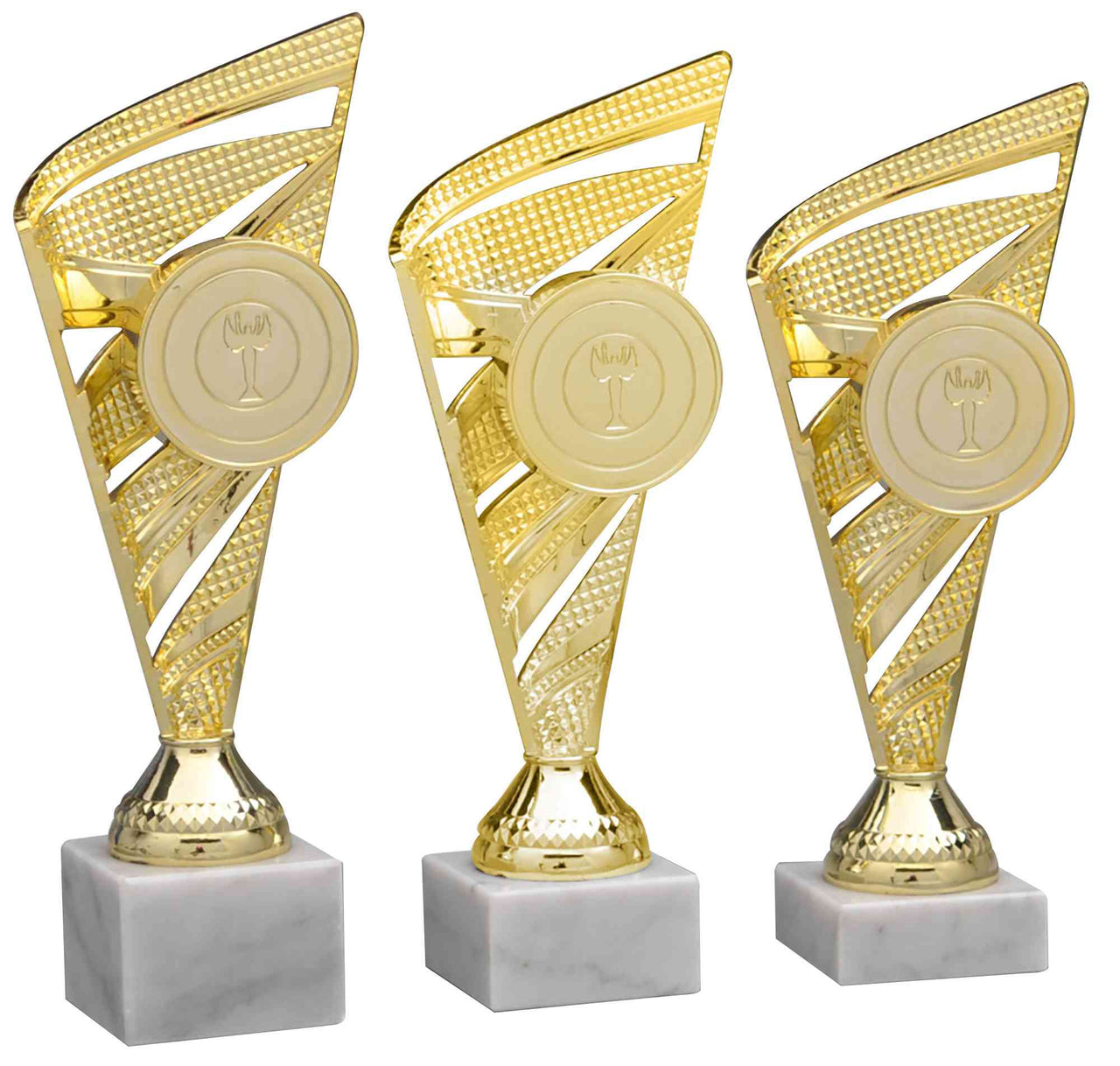 Drei goldene POMEKI Pokale Oberursel 3- er Pokalserie 218 mm - 240 mm PK758880-3-E50 auf einem weißen Hintergrund.