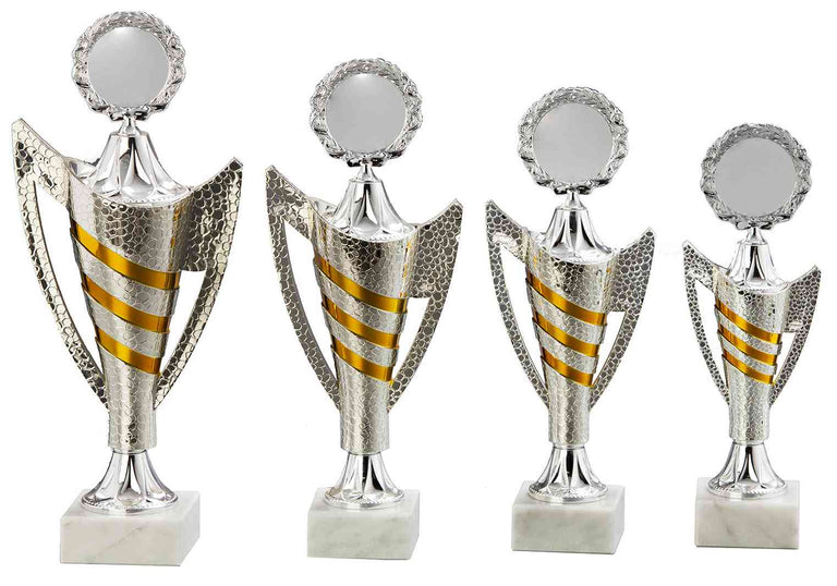Vier silberne und goldene Trophäen in unterschiedlichen Höhen, jede mit runder Spitze, Marmorsockel und strukturiertem Schilddesign aus hochwertigem Material. Diese exquisiten Pokale Dorsten 4-er Pokalserie 265 mm - 341 mm stellen den Höhepunkt der Auszeichnung dar.