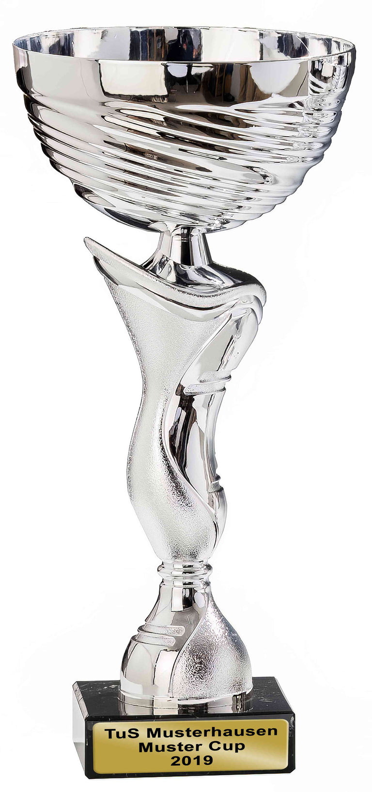 Ein silberner Pokal Paderborn 4-er Pokalserie 240 mm – 278 mm mit der Gravur „TuS Musterhausen Muster Cup 2019“ auf einer am Boden angebrachten Plakette.