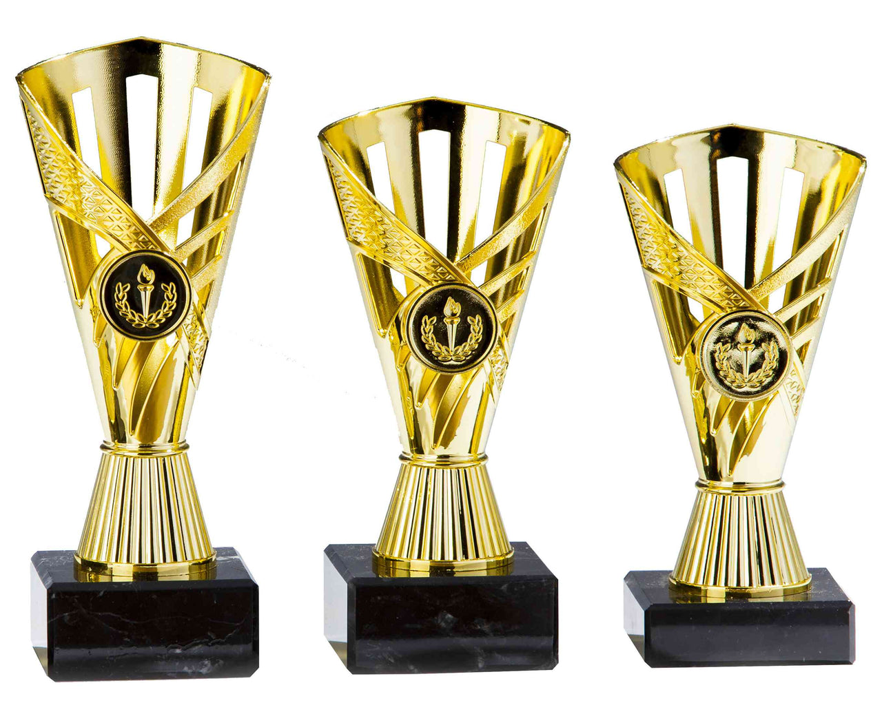 Drei Pokale aus hochwertigem Material von unterschiedlicher Größe auf schwarzen Sockeln vor einem weißen Hintergrund. POMEKI Pokale Dormagen 3-er Pokalserie 160 mm - 190 mm PK759150-3-E25.