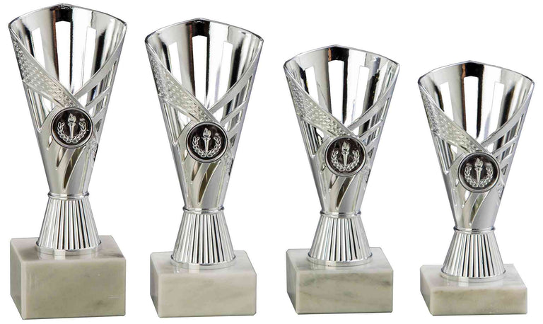 Vier identische silberne Trophäen mit ausgestellter Oberseite und zylindrischer Basis, jede auf einem quadratischen weißen Marmorsockel montiert, dienen als elegante Pokale Sindelfingen 4-er Pokalserie 160 mm - 200 mm