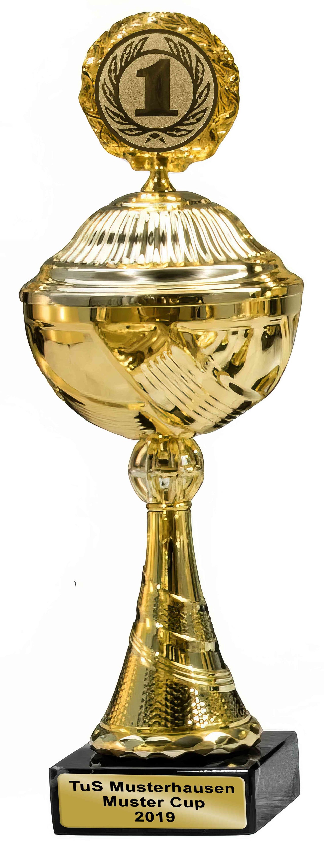 Goldener Pokal der Pokale Aachen, 4-er Pokalserie 253 mm – 275 mm PK759340-4-E50 mit einer Aufschrift „Tus Musterhausen Muster Cup 2019“ auf der Basis eingraviert, isoliert auf weißem Hintergrund.