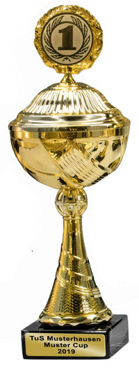 Thumbnail for Goldener Pokal der Pokale Aachen, 4-er Pokalserie 253 mm – 275 mm PK759340-4-E50 mit einer Aufschrift „Tus Musterhausen Muster Cup 2019“ auf der Basis eingraviert, isoliert auf weißem Hintergrund.