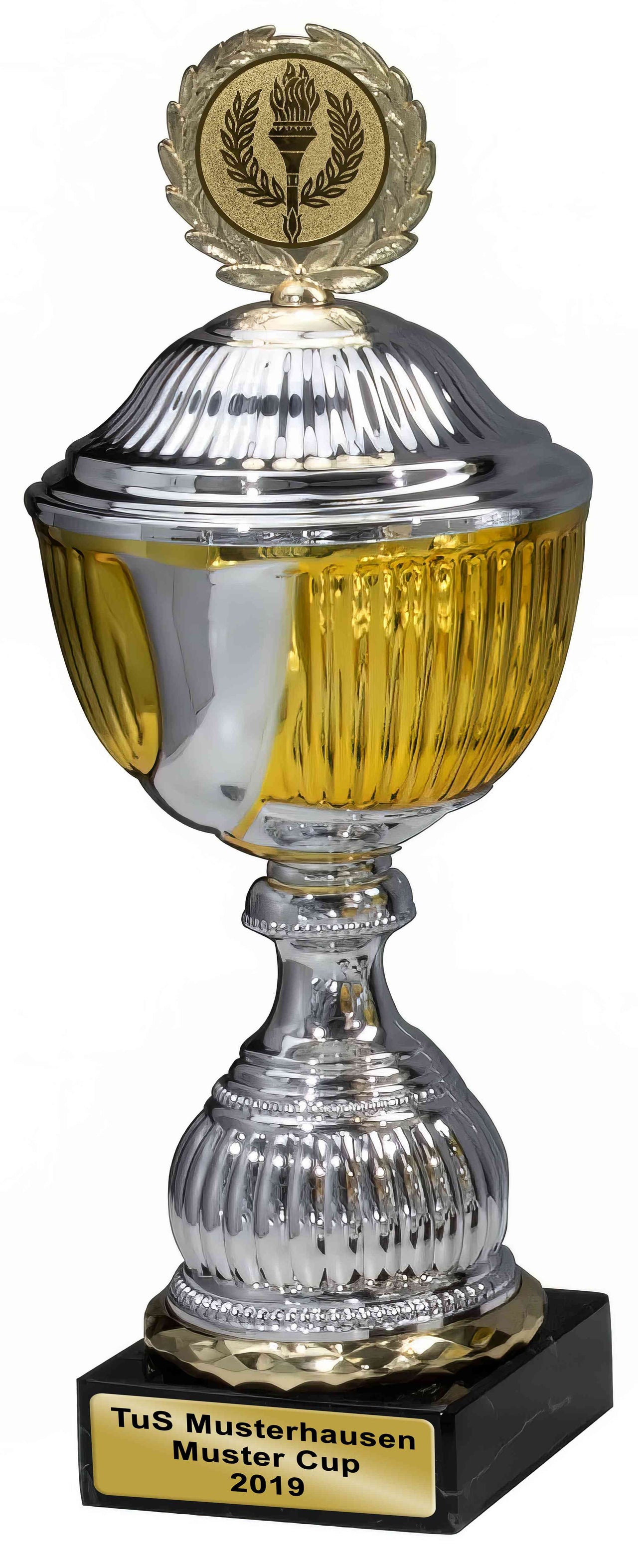 Pokale Gera 7-er Pokalserie mit Deckel 273 mm – 355 mm PK759430-7-E50 Trophäe mit graviertem Lorbeerkranz, montiert auf einem schwarzen Sockel mit der Aufschrift „Auszeichnung Musterhausen Muster Cup 2019“.