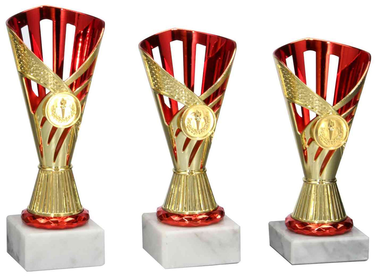 Drei identische Pokale Plauen 3-er Pokalserie 167 mm – 198 mm PK759660-3-E25 mit rotem und goldenem Design auf Marmorsockeln und goldenen Medaillons, nebeneinander ausgestellt.