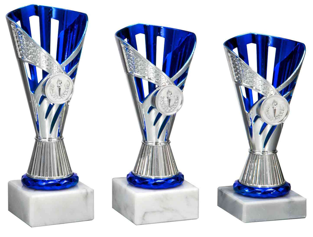 Drei Pokale Herten 3-er Pokalserie 167 mm - 198 mm PK759670-3-E25 von POMEKI mit silbernen Verzierungen auf Marmorsockeln.