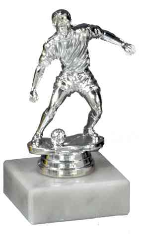 3-er Serie Fussballfigur 120 mm zeigt einen Spieler, der einen Ball dribbelt, montiert auf einem Marmorsockel. Diese Trophäe zeichnet sich durch hochwertiges Material und ein exklusives Design aus.