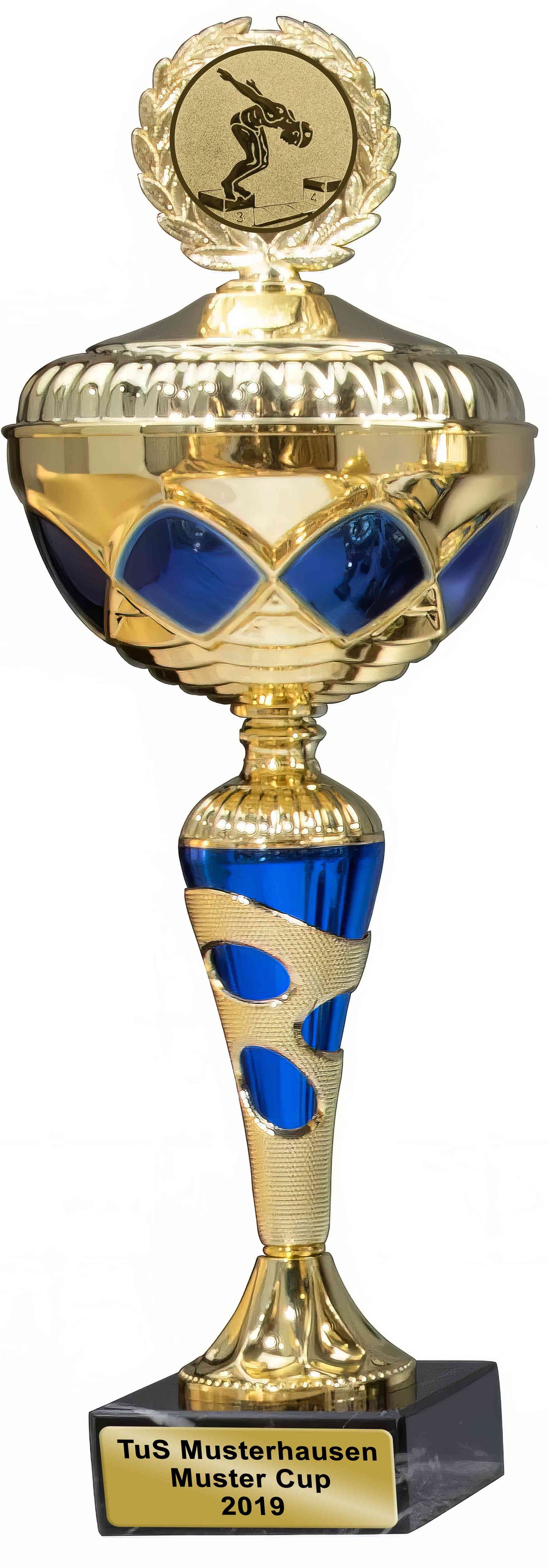 Trophäe mit goldener Pokalspitze, blauen und weißen Akzenten am Stiel und schwarzem Sockel mit der Aufschrift „Tus Musterhausen Muster Cup 2019“ verwandelt sich in eine Pokale Cottbus 8-er Pokalserie mit Deckel 317 mm – 433 mm PK759890-8-E50.