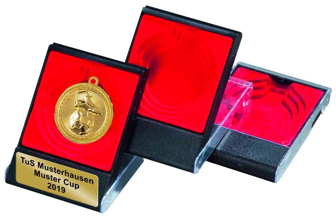 Goldmedaille mit Fußballer-Motiv im Etui für Medaillen inklusive Gravurschild für ⌀ 50-, 60- und 70 mm geeignet, beschriftet mit „tus musterhausen muster cup 2019“.