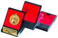 Thumbnail for Goldmedaille mit Fußballer-Motiv im Etui für Medaillen inklusive Gravurschild für ⌀ 50-, 60- und 70 mm geeignet, beschriftet mit „tus musterhausen muster cup 2019“.