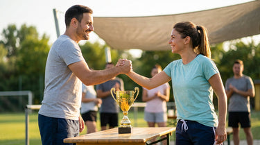 Handschlag über einem goldenen Pokal bei einem Vereinsevent im Freien