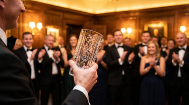 Gravierter Kristall-Award wird bei einer festlichen Vereinsehrung hochgehalten – KI-generiertes Symbolbild