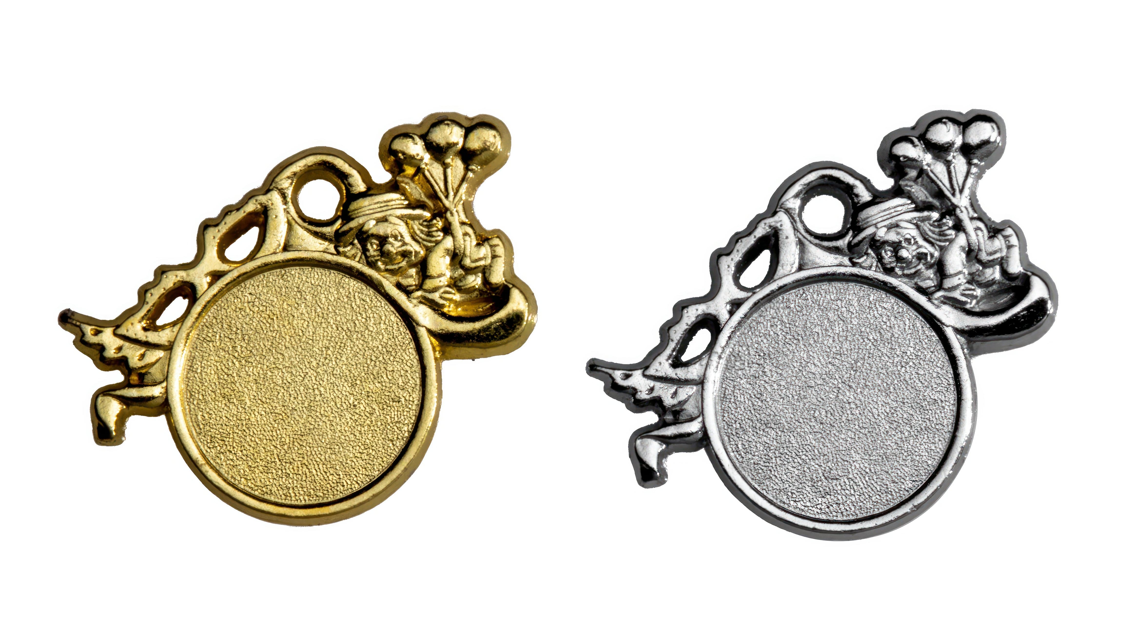Zwei Karnevalsmedaillen in Gold und Silber mit leerer runder Mitte, oben eine Narrenfigur mit Luftballons.