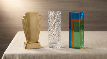 Pokale aus verschiedenen Materialien: Metall, Kristallglas und Acryl nebeneinander – KI-generiertes Symbolbild