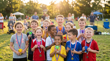 Fröhliche Kinder bei einem Sportfest halten kleine bunte Pokale und Medaillen – KI-generiertes Symbolbild