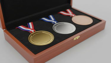 Gold-, Silber- und Bronzemedaillen im Etui für Siegerehrungen in Köln – KI-generiertes Symbolbild