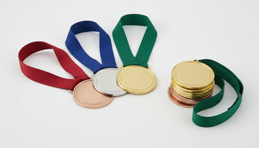 Gold-, Silber- und Bronzemedaillen mit Bändern für Siegerehrungen in München – KI-generiertes Symbolbild