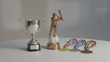 Baseballpokal, Trophäe und Medaillen für Baseball und Cricket auf neutralem Hintergrund – KI-generiertes Symbolbild