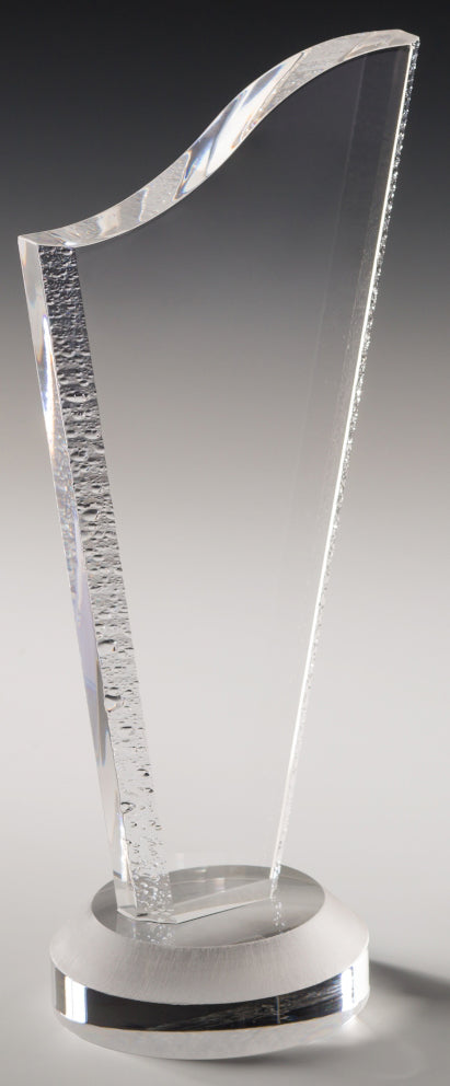 Eine elegante, moderne Trophäe mit einer gebogenen Acrylglasplatte und einem runden, silbernen Sockel. Diese elegante Auszeichnung mit aufwendiger Lasergravur wird in einer stilvollen Geschenkbox für die perfekte Präsentation geliefert. Wir präsentieren die Auszeichnungen Darmstadt 3-er Serie 216x102 mm - 241x127 mm PK733338-36-3.
