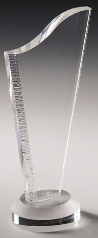 Thumbnail for Eine elegante, moderne Trophäe mit einer gebogenen Acrylglasplatte und einem runden, silbernen Sockel. Diese elegante Auszeichnung mit aufwendiger Lasergravur wird in einer stilvollen Geschenkbox für die perfekte Präsentation geliefert. Wir präsentieren die Auszeichnungen Darmstadt 3-er Serie 216x102 mm - 241x127 mm PK733338-36-3.