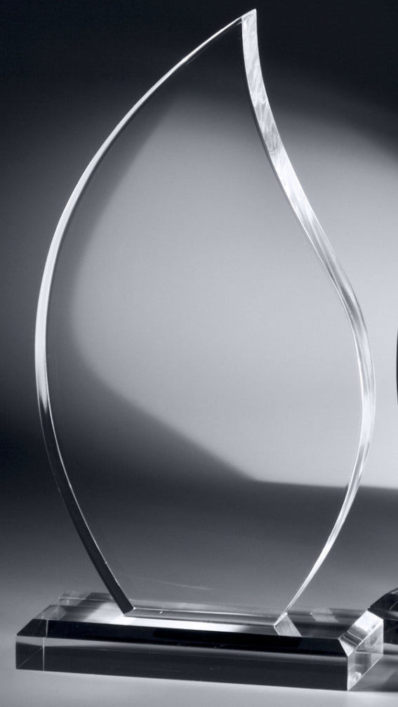 Eine klare, moderne Glas-Skulptur mit einem geschwungenen, flammenähnlichen Design steht auf einem rechteckigen Sockel, veredelt durch eine detaillierte Lasergravur: Awards Osnabrück 3-er Serie 200x100 mm – 250x125 mm PK733603-01-3.