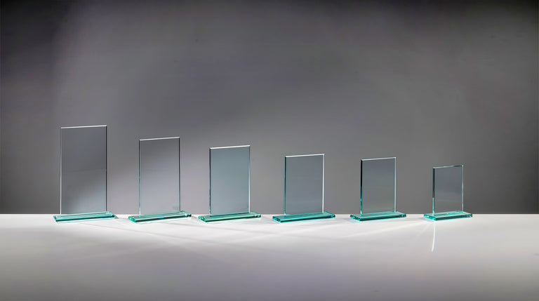 Sechs unterschiedlich hohe Rechtecke aus Klarglas, 117x100 mm bis 220x140 mm, aufrecht stehend und für Lasergravur geeignet. Awards Bielefeld 6-er Serie von POMEKI.