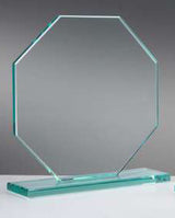 Thumbnail for Eine Awards Wiesbaden 3-er Serie 98 mm – 190 mm auf einem rechteckigen Glassockel vor einem schlichten grauen Hintergrund, mit aufwendiger Lasergravur.