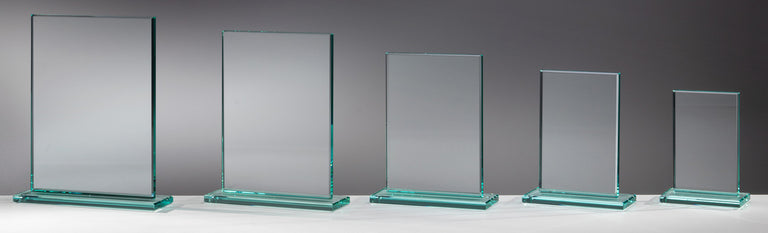 Fünf Auszeichnungen Magdeburg 5-er Serie 125x80 mm - 235x175 mm in absteigender Größe, aufrecht stehend, in einer Reihe auf grauem Hintergrund dargestellt.