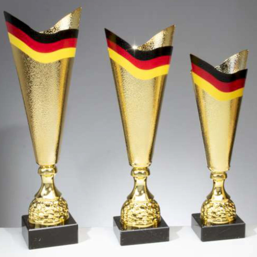Drei goldene Trophäen mit schwarzem Sockel, die oben jeweils mit einem rot-schwarz-gelben Streifen verziert sind. Diese Auszeichnungen im exklusiven Design sind in unterschiedlichen Höhen von links nach rechts angeordnet: die Pokale Fellbach 3-er Pokalserie 367 mm - 460 mm PK740340-3.