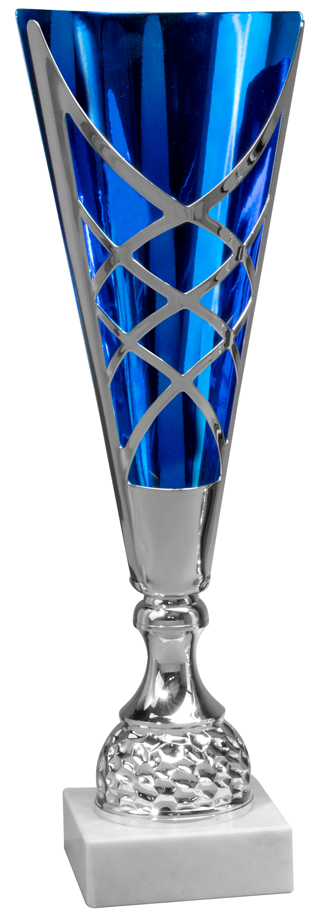 Ein hoher, silber-blauer Pokal der Filderstadt 3-er Pokalserie 420 mm – 505 mm mit dekorativem Gittermuster steht stolz auf einem weißen Sockel und dient als exquisites Erinnerungsstück.
