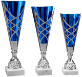 Drei metallische Trophäen mit blauem und silbernem Design stehen in aufsteigender Reihenfolge von links nach rechts auf Marmorsockeln und dienen jeweils als elegante Pokale Filderstadt 3-er Pokalserie 420 mm - 505 mm für denkwürdige Erfolge.