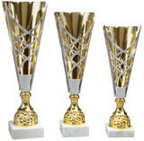Die Pokale Albstadt 3-er Pokalserie (420 mm - 505 mm ) zeigt drei goldene und silberne Trophäen im Kreuzdesign auf weißen Marmorsockeln - der ideale Ehrenpreis für jede Leistung.