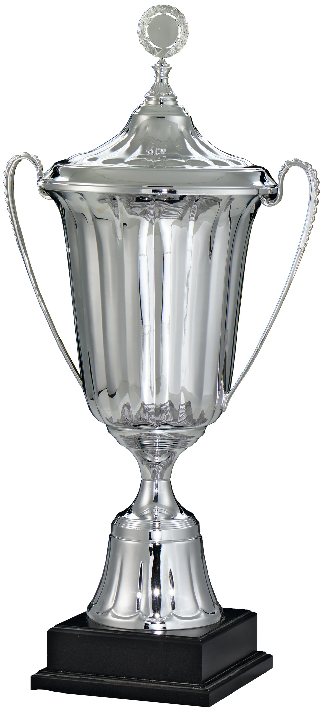 Ein hoher, silberner Wanderpokal Berlin 1110 mm PK752270-W-62714-E50 mit zwei Griffen und einem Deckel, montiert auf einem schwarzen Sockel. Die Auszeichnung ziert ein rundes Designelement auf der Oberseite des Deckels.