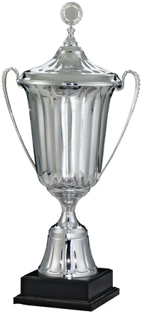 Thumbnail for Ein hoher, silberner Wanderpokal Berlin 1110 mm PK752270-W-62714-E50 mit zwei Griffen und einem Deckel, montiert auf einem schwarzen Sockel. Die Auszeichnung ziert ein rundes Designelement auf der Oberseite des Deckels.