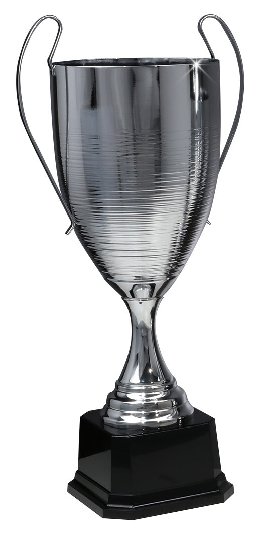 Ein hoher, silberner Wanderpokal Bonn 584 mm – 700 mm PK756650-W mit zwei Henkeln und glänzender Oberfläche, montiert auf einem schwarzen, sechseckigen Sockel.