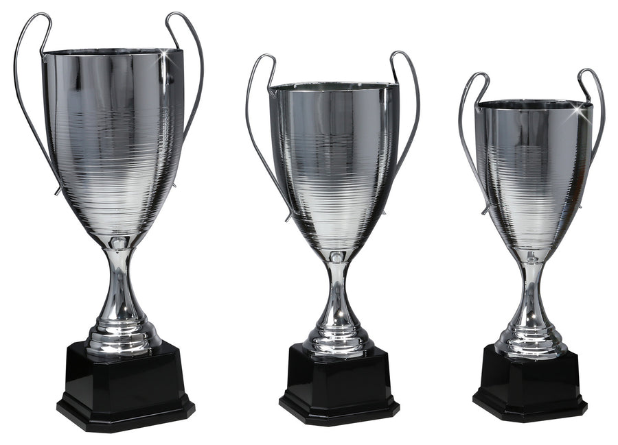 Drei silberne Pokale Kaufbeuren 3-er Pokalserie 584 mm – 700 mm PK756650-3 in unterschiedlichen Höhen mit schwarzem Sockel, in absteigender Reihenfolge von links nach rechts angeordnet, sind ein perfektes Geschenk oder eine prestigeträchtige Auszeichnung für jeden Anlass.