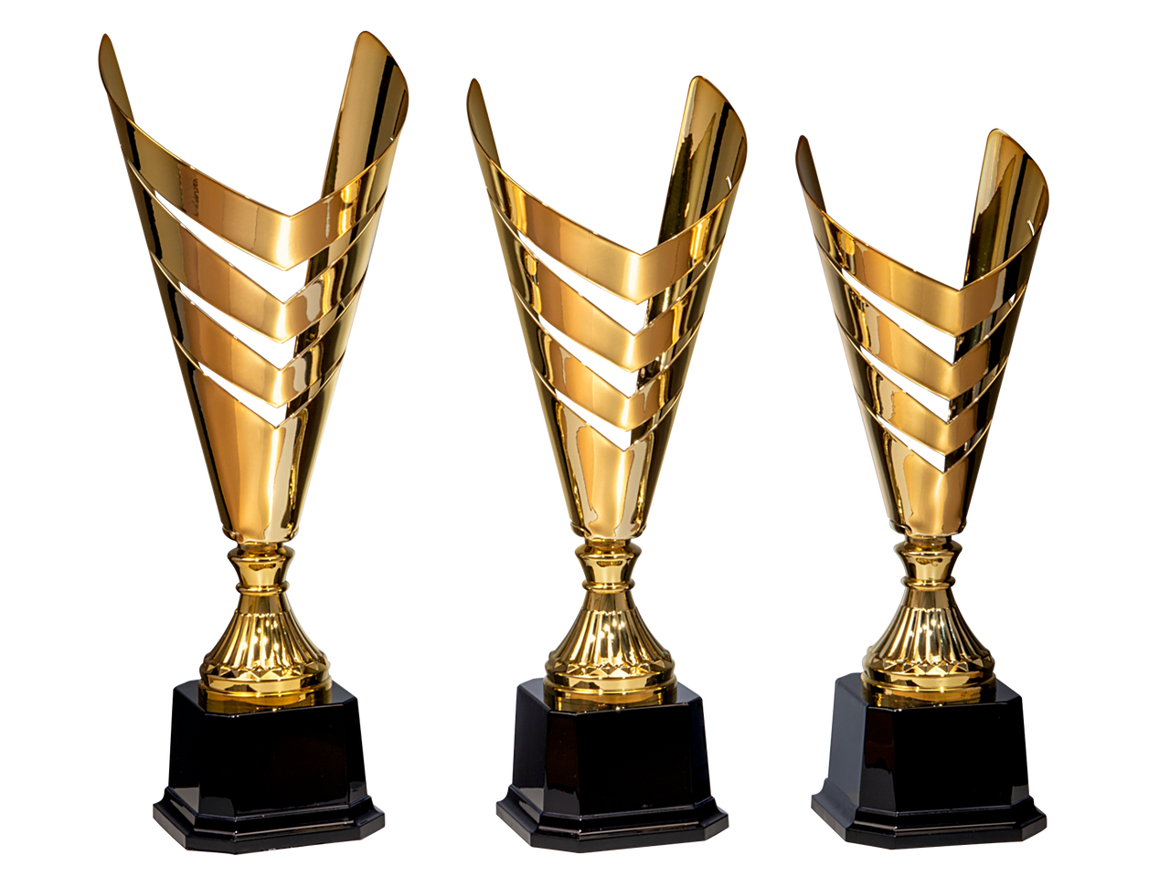 Drei goldfarbene Trophäen mit schwarzem Sockel sind in einer Reihe vor einem grauen Hintergrund ausgestellt. Die Trophäen (Pokale Bünde 3-er Pokalserie 427 mm - 497 mm PK756700-3) haben ein modernes, offenes Design mit abgewinkelten, überlappenden Abschnitten.