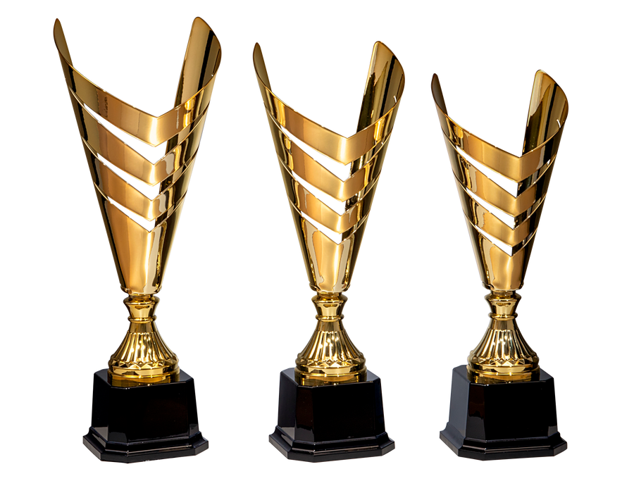 Drei goldfarbene Trophäen mit schwarzem Sockel sind in einer Reihe vor einem grauen Hintergrund ausgestellt. Die Trophäen (Pokale Bünde 3-er Pokalserie 427 mm - 497 mm PK756700-3) haben ein modernes, offenes Design mit abgewinkelten, überlappenden Abschnitten.