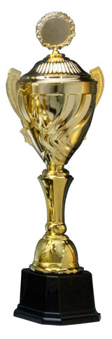 Thumbnail for Eine exquisite goldene Trophäe aus der Pokale Weiden 12-er Pokalserie mit Deckel 360 mm – 720 mm steht auf einem schwarzen Sockel, ist mit kunstvollen Details geschmückt und mit einem Deckel mit einem kleinen runden Emblem versehen, das ein exklusives Design zur Schau stellt.
