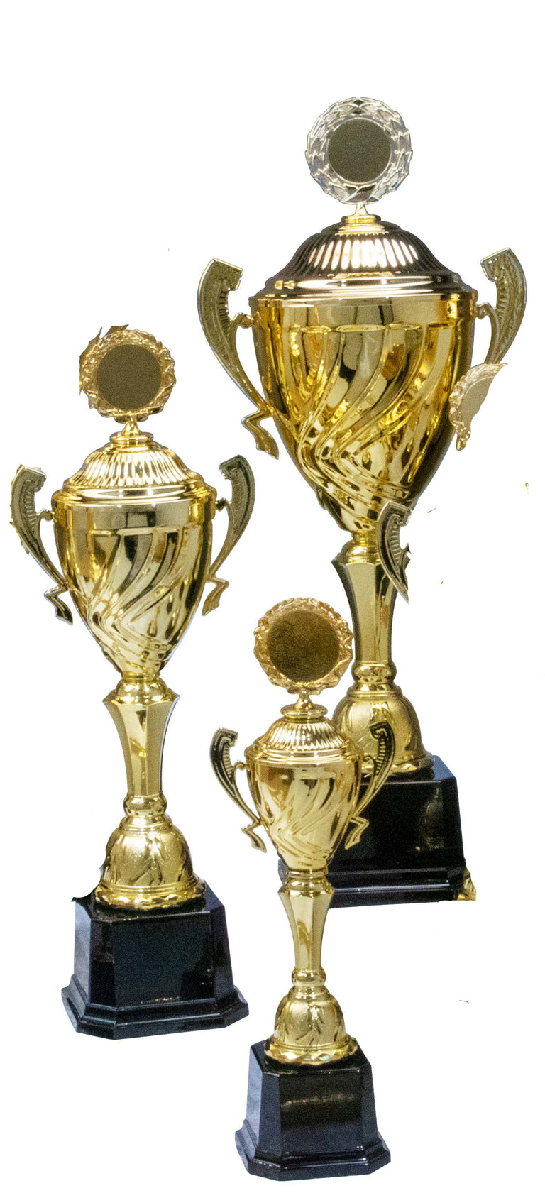 Drei goldfarbene Pokale Eisenach 3-er Pokalserie 360 mm - 418 mm in unterschiedlichen Höhen, jeweils auf einem schwarzen Sockel montiert, mit verzierten Griffen und runden Emblemen obenauf. Ihr exklusives Design macht sie perfekt als Erinnerungsstück für jeden besonderen Anlass.