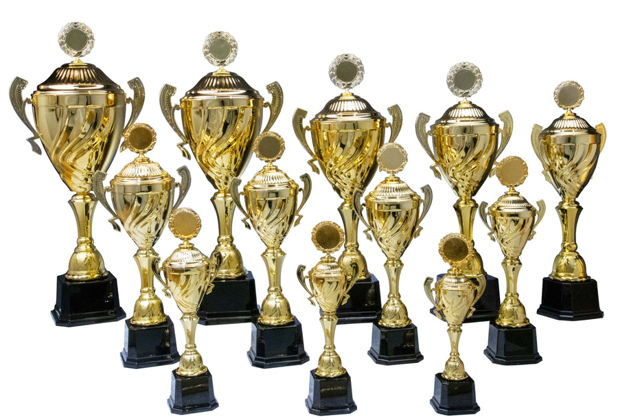 Eine Kollektion der Pokale Weiden 12-er Pokalserie mit Deckeln und einer Höhe von 360 mm bis 720 mm (Modell PK756710-12-E50) umfasst goldene Trophäen mit schwarzem Sockel und runden Plaketten obenauf, die sorgfältig in Reihen angeordnet sind, um ihr exklusives Design und die hochwertigen Materialien zur Geltung zu bringen.