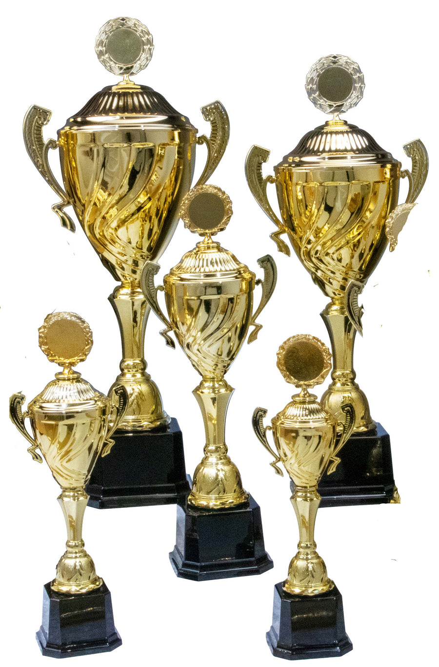 Fünf Pokale Monheim 5-er Pokalserie 360 mm – 480 mm PK756710-5-E50 in verschiedenen Größen mit verzierten Griffen und schwarzen Sockeln, aus hochwertigem Material gefertigt und versetzt angeordnet.