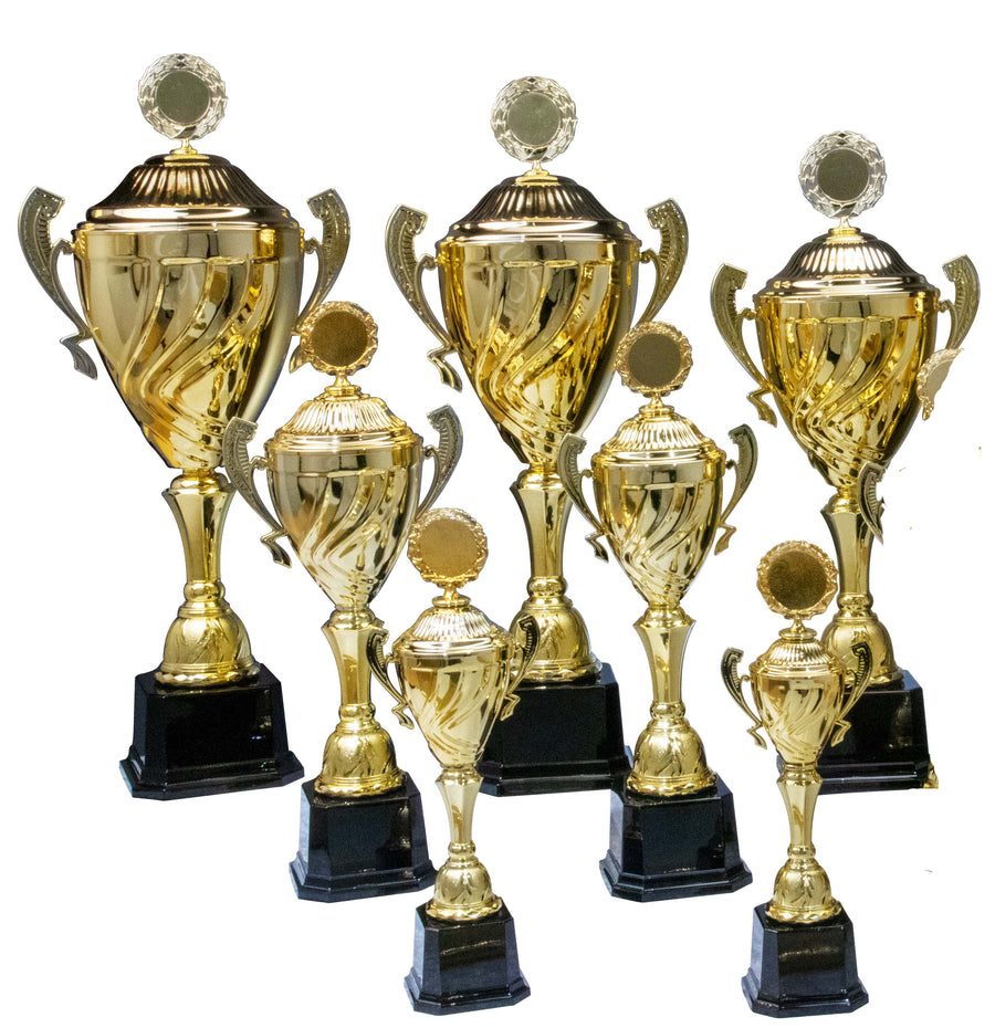 Eine Gruppe von sieben Pokale Laatzen 7-er Pokalserie mit Deckel 360 mm – 535 mm PK756710-7-E50-Trophäen mit schwarzem Sockel, unterschiedlicher Größe und aus hochwertigem Material gefertigt, präsentiert vor einem weißen Hintergrund.