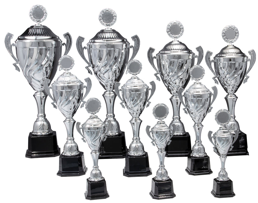 Ein Display aus zehn Pokalen Siegburg 10-er Pokalserie mit Deckel 360 mm – 630 mm PK756730-10-E50 in unterschiedlichen Größen, jeweils mit schwarzem Sockel und ähnlichem Design, in mehreren Reihen angeordnet.
