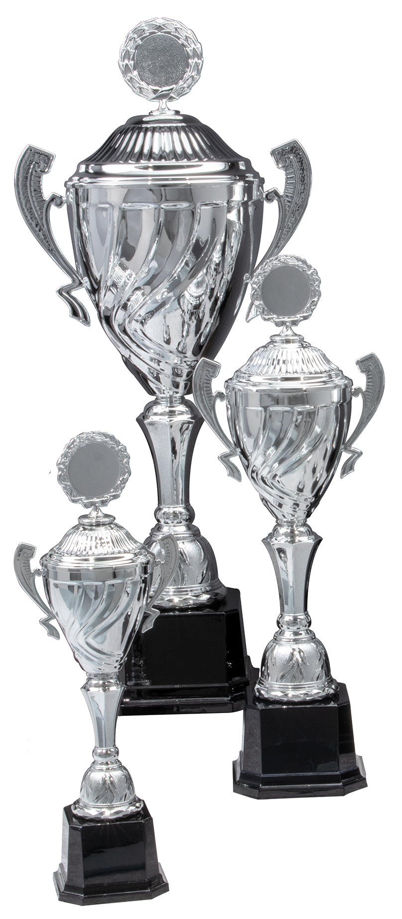 Drei silberne Trophäen unterschiedlicher Größe „Pokale Königswinter 3-er Pokalserie 360 mm – 418 mm PK756730-3-E50“ stehen zusammen, jede besteht aus einem Pokal mit Henkeln und einer dekorativen Oberseite und ist auf einem schwarzen Sockel montiert.