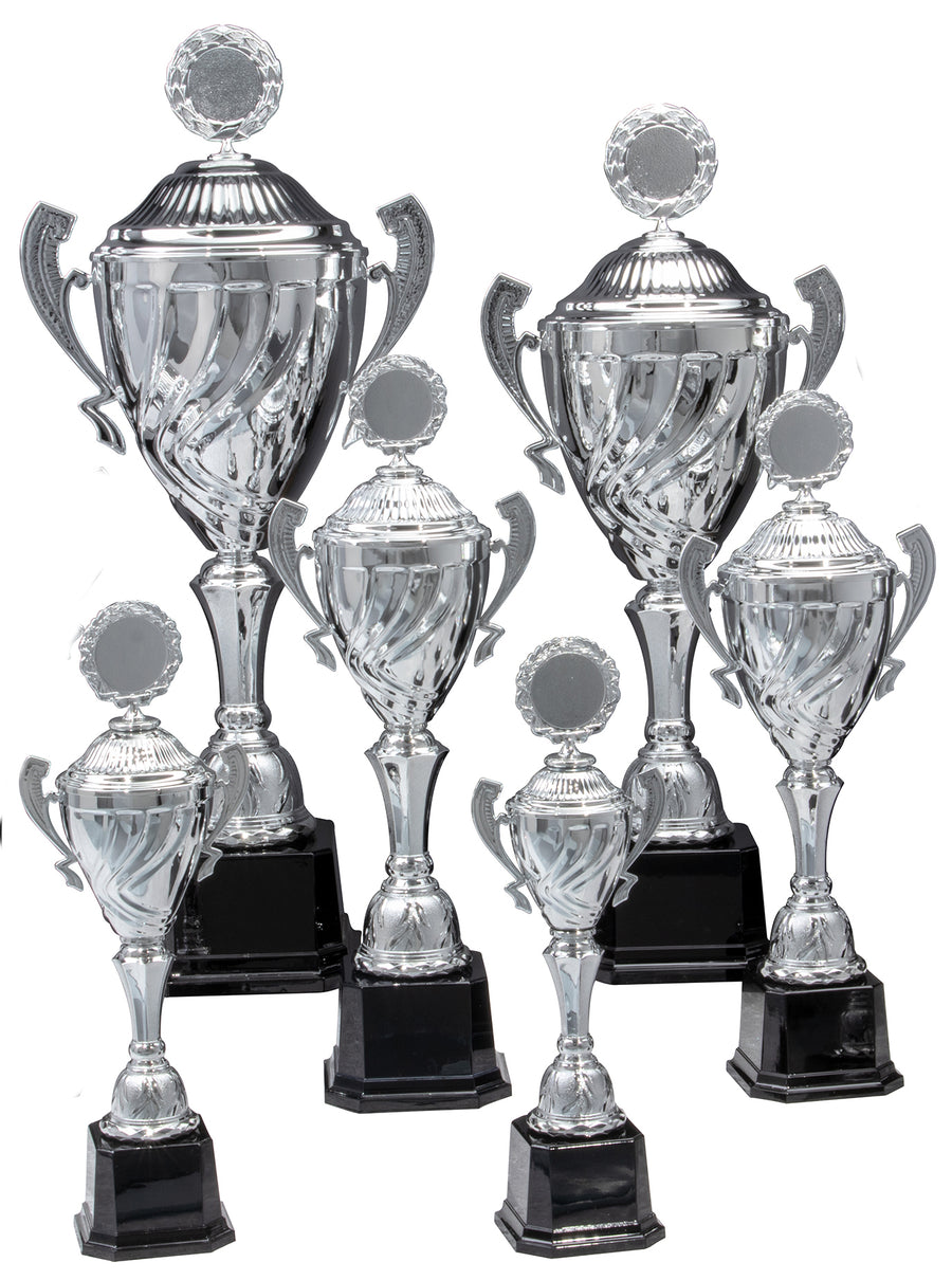 Die Pokale Schwabach 6-er Pokalserie mit Höhen von 360 mm bis 510 mm (Modell PK756730-6-E50) präsentiert sechs silberne Trophäen unterschiedlicher Größe mit schwarzem Sockel. Ihr exklusives Design steht als Symbol für prestigeträchtige Auszeichnung., pokale schwabach, pokalen