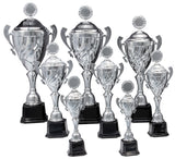 Mehrere Pokale Homburg-Trophäen aus der 8-er Pokalserie mit Deckel, jeweils in der Höhe von 360 mm bis 554 mm, werden zusammen mit ihren schwarzen Sockeln ausgestellt und zeichnen sich durch exklusives Design und hochwertiges Material aus.